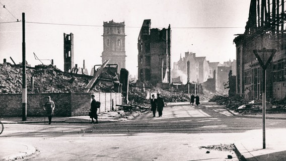 Blick auf die zerstörte Hannoveraner Innenstadt nach dem Bombenangriff am 9. Oktober 1943 mit den Ruinen der Aegidienkirche und Markthallenruine. © dpa - Bildfunk 