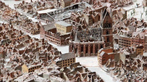 Ein Modell, das das zerstörte Hannover nach dem Krieg zeigt. © NDR.de Foto: Eric Klitzke