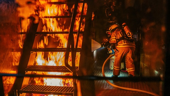 Feuerwehrleute trainieren in einer Brandsimulationsanlage. © Feuerwehr Lehrte 