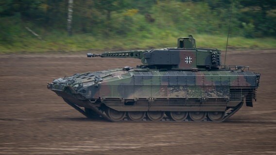 Ein Schützenpanzer vom Typ "Puma" fährt bei der Vorbereitung zu der Informationslehrübung «Landoperationen 2017» über den Übungsplatz. © picture alliance/dpa/Philipp Schulze Foto: Philipp Schulze