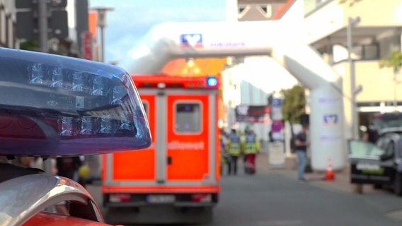 Rettungskräfte bei einem Fest in Burgdorf, nachdem viele Menschen von Insekten gestochen wurden. © TeleNewsNetwork 