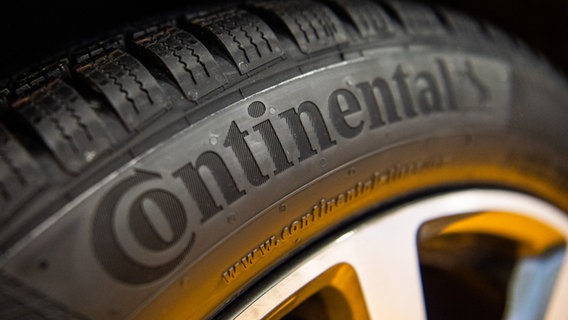 Auf einem Autoreifen ist das Logo des Herstellers Continental zu sehen. © picture alliance/dpa/Christophe Gateau 