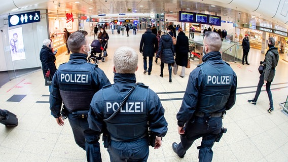 Polizisten kontrollieren im Hauptbahnhof Hannover die Einhaltung der Maskenpflicht. © picture alliance Foto: picture alliance/dpa | Hauke-Christian Dittrich