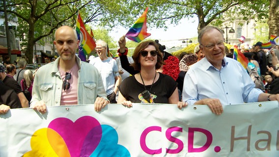 Der Umzug zum Christopher Street Day in Hannover mit Oberbürgermeister Belit Onay (Grüne, links) und Ministerpräsident Stephan Weil (SPD, rechts) © NDR 