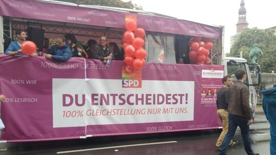 Umzugswagen der SPD beim Christopher Street Day. © NDR Foto: Birgit Reichardt