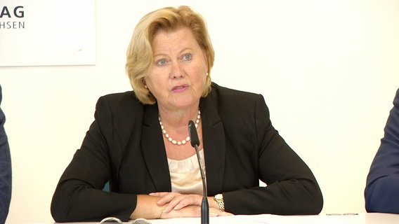 Barbara Thiel, Landesbeauftragte für den Datenschutz Niedersachsen bei der Vorstellung des Tätigkeitsberichts © NDR 