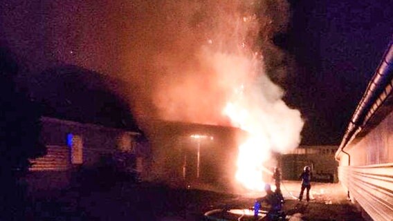 Die Feuerwehr bei Löscharbeiten. (In Deckbergen bei Rinteln brennt das Strohlager eines Putenmastbetriebes.) © Polizeiinspektion Nienburg / Schaumburg 