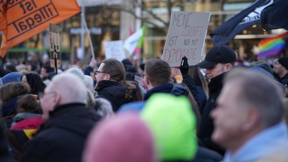 Bei einer Demo auf dem Opernplatz in Hannover halten Menschen Plakate mit der Aufschrift: "Meine Zukunft ist nur mit Demokratie". © NDR Foto: Markus Golla