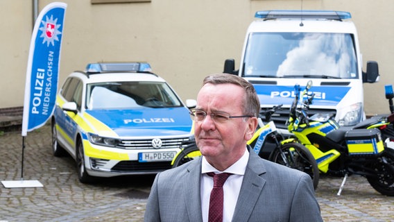 Boris Pistorius (SPD), Innenminister in Niedersachsen, steht in der Zentralen Polizeidirektion Niedersachsen (ZPD) vor verschiedenen Polizeifahrzeugen. © dpa-Bildfunk Foto: Julian Stratenschulte