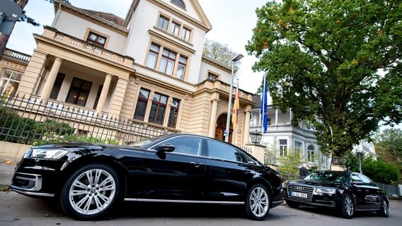 Mehrere Dienstwagen der Marke Audi von Kabinettsmitgliedern der niedersächsischen Landesregierung stehen vor dem Gästehaus der Landesregierung in Hannover. © dpa Bildfunk Foto: Hauke-Christian Dittrich