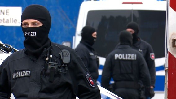 Beamte der Polizei durchsuchen einen Schrottplatz in Celle, nachdem Schüsse auf ein Wohnhaus in Haßbergen abgegeben wurden. © HannoverReporter 