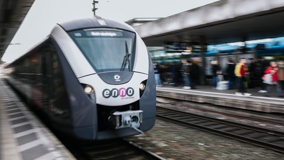 Ein Zug der Eisenbahngesellschaft "Enno" fährt im Hauptbahnhof Hannover ein. © NDR Foto: Julius Matuschik