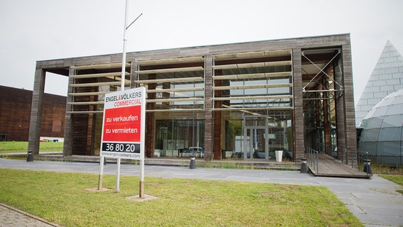 Ein Schild mit der Aufschrift "Zu verkaufen /  Zu vermieten" steht vor dem ungenutzten dänischen Pavillon der Expo 2000, aufgenommen am 12.08.2015 in Hannover. © dpa - Bildfunk Foto: Julian Stratenschulte