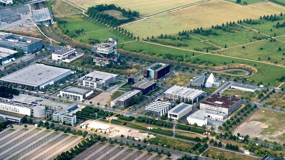 Eine Luftaufnahme vom 15.07.2013 zeigt das ehemalige nur teils genutzte Expo-Gelände in Hannover. © picture alliance / dpa Foto: Julian Stratenschulte