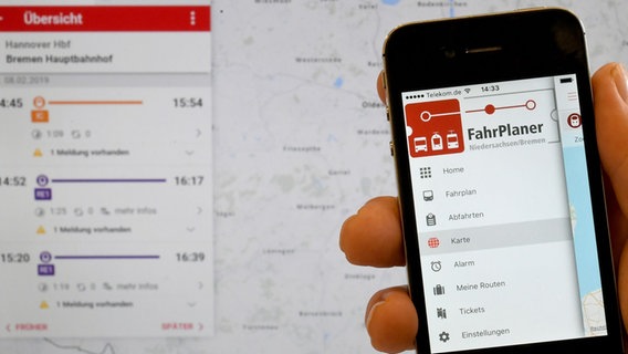 Eine «FahrPlaner»-App der Deutschen Bahn ist auf einem Monitor und einem Smartphone abgebildet. © dpa-Bildfunk Foto: Holger Hollemann