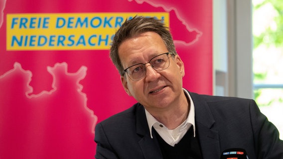 Stefan Birkner, FDP-Spitzenkandidat zur Landtagswahl in Niedersachsen, spricht bei der Vorstellung des Programmentwurfs zur Landtagswahl. © dpa-Bildfunk Foto: Mia Bucher/dpa