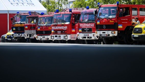 Mehrere Feuerwehrfahrzeuge, die gespendet werden sollen, stehen nebeneinander. © dpa-Bildfunk/Julian Stratenschulte Foto: Julian Stratenschulte