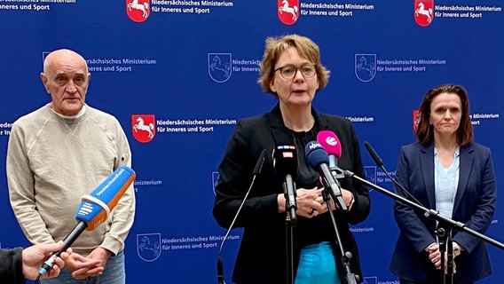 Martin Kind, Hannover 96, Daniela Behrens, Innenministerin Niedersachsens, und Nicole Kumpis, Präsidentin von Eintracht Braunschweig, bei einer Pressekonferenz © NDR Foto: Antje Schmidt