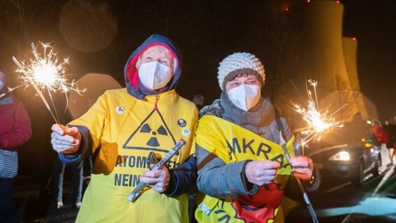 Atomkraftgegner feiern am Kernkraftwerk Grohnde. © picture alliance Foto: Julian Stratenschulte