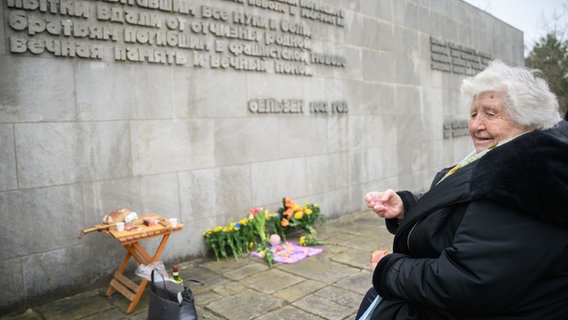 Anastasia Gulej aus Kiew besucht die Gedenkstätte des Konzentrationslager Bergen-Belsen. © dpa-Bildfunk Foto: Julian Stratenschulte