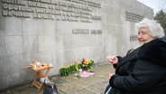 Anastasia Gulej aus Kiew besucht die Gedenkstätte des Konzentrationslager Bergen-Belsen. © dpa-Bildfunk Foto: Julian Stratenschulte