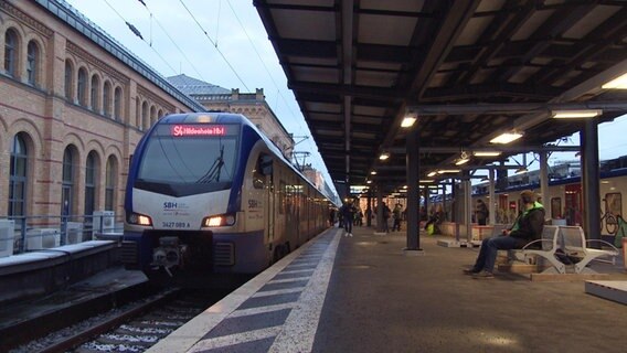 Ein Zug steht an einem Gleis des Hauptbahnhofs Hannover. © NDR 