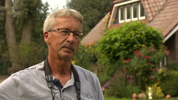 Udo Hilfers von der Storchenpflegestation Wesermarsch spricht in einem Interview. © NDR 