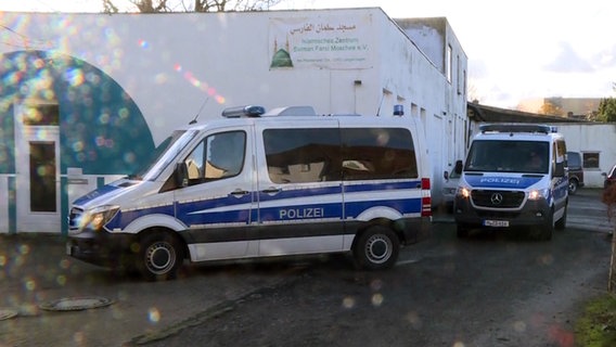 Polizisten durchsuchen bei einer Razzia das Islamische Zentrum Salman Farsi Moschee in Hannover. © TNN/dpa 