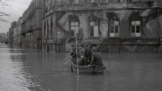 Vom Hochwasser überflutete Straßen in Hannover auf einer alten Schwarz-Weiß-Fotografie. © Archiv der Region Hannover, Nachlass Koberg Nr 0538 Foto: Heinz Koberg