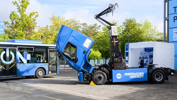 Ein Oberleitung-LKW als Prototyp der RWTH Aachen steht auf der Internationalen Automobil-Ausstellung IAA Transportation für Nutzfahrzeuge in der Messe Hannover neben einem Elektrobus. © dpa-Bildfunk Foto: Julian Stratenschulte