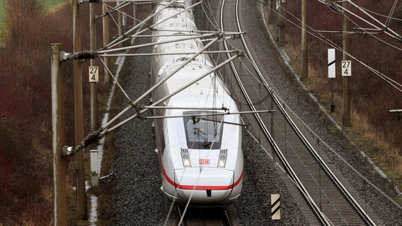 Ein ICE fährt über die Gleise. © dpa Foto: Holger Hollemann