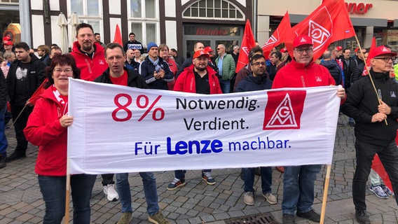 IG-Metall Mitglieder nehmen an einem Streik in Hameln teil. © NDR Foto: Wilhelm Purk