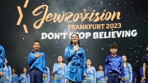 Jugendliche stehen auf der Bühne der "Jewrovision" in Frankfurt 2023. © Zentralrat der Juden Foto: Gregor Zielke