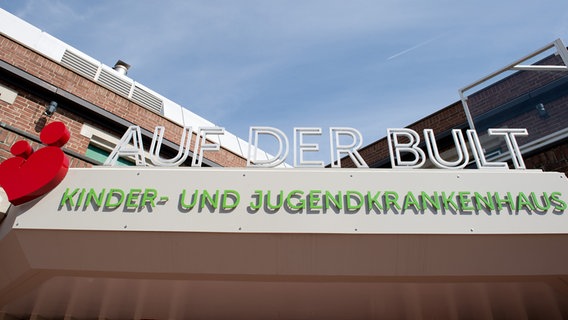 Der Eingang des Kinderkrankenhauses auf der Bult in Hannover. © picture alliance/dpa Foto: Joachim Lübke