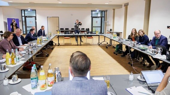 Mitglieder von SPD und Grünen sitzen bei Koalitionsverhandlungen an Tischen zusammen. © picture alliance/dpa | Michael Matthey Foto:  Michael Matthey