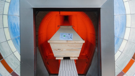 Ein Sarg steht in einem Ofen in einem Krematorium bei Hildesheim. © dpa-Bildfunk Foto: Julian Stratenschulte