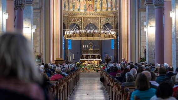 Menschen sitzen bei einem Gottesdienst in der Pfarrkirche Basilika St. Godehard in Hildesheim © dpa-Bildfunk Foto: Moritz Frankenberg