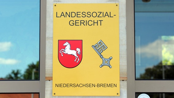 Hinweisschild am Landessozialgericht Niedersachsen-Bremen © picture alliance/dpa 