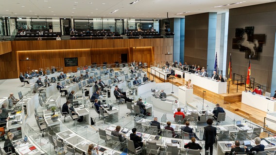 Abgeordnete sitzen im Plenarsaal im Niedersächsischen Landtag. © picture alliance/dpa Foto:  Michael Matthey