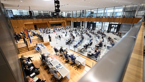 Die Abgeordneten sitzen im Plenum im niedersächsischen Landtag. © picture alliance/dpa | Julian Stratenschulte Foto: Julian Stratenschulte