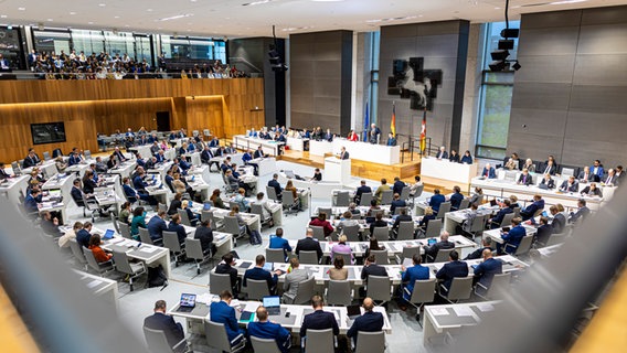 Abgeordnete nehmen im Plenarsaal an einer Sitzung des Niedersächsischen Landtages teil. © picture alliance/dpa | Moritz Frankenberg Foto: Moritz Frankenberg