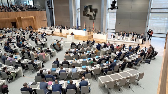 Ein Blick in den Niedersächsischen Landtag in Hannover. © NDR Foto: Eric Klitzke