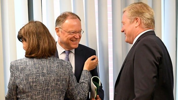 Ministerpräsident Stephan Weil (SPD,l) begrüßt die CDU-Bundestagsabgeordnete Maria Flachsbarth und den CDU-Fraktionsvorsitzenden Bernd Althusmann (r) im Landtag in Hannover (Niedersachsen) zu Beginn einer Gesprächsrunde von SPD und CDU über die politische Lage nach der Landtagswahl. © dpa-Bildfunk Foto: Holger Hollemann