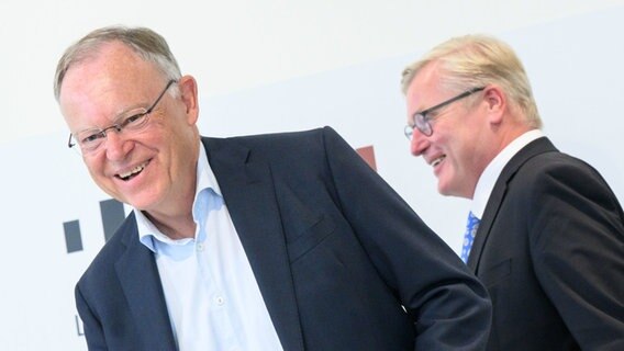 Stephan Weil (SPD, l), Ministerpräsident von Niedersachsen, und Bernd Althusmann (CDU), Wirtschaftsminister von Niedersachsen, stehen lachend in der Landespressekonferenz. © Julian Stratenschulte/dpa Foto: Julian Stratenschulte