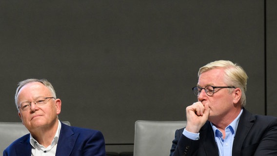 Stephan Weil (SPD) und Bernd Althusmann (CDU) sitzen nebeneinander im Landtag. © dpa Foto: Julian Stratenschulte