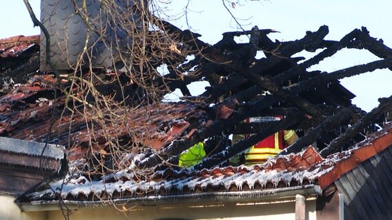 Brandermittler untersuchen einen ausgebrannten Dachstuhl in Langenhagen. © Hannover Reporter 