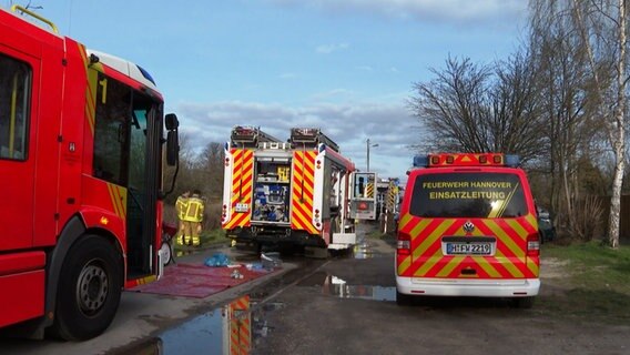 Einsatzkräfte der Feuerwehr stehen vor einer Gartenlaube in Hannover, in der nach einem Brand ein Toter entdeckt wurde. © HannoverReporter 