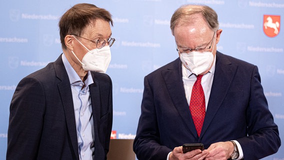 Karl Lauterbach (SPD) und Stephan Weil (SPD) stehen während einer Pressekonferenz nebeienander. © NDR 