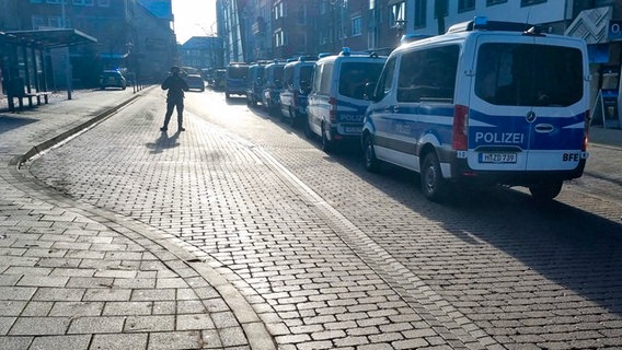 Polizisten und Fahrzeuge der Polizei bei einem Einsatz in Lehrte © Hannover Reporter 
