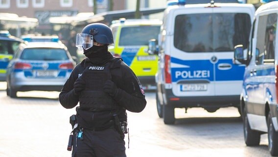 Lehrte: Einsatzfahrzeuge der Polizei stehen vor einem Jobcenter in der Nähe des Bahnhofs. © dpa-Bildfunk Foto: Moritz Frankenberg